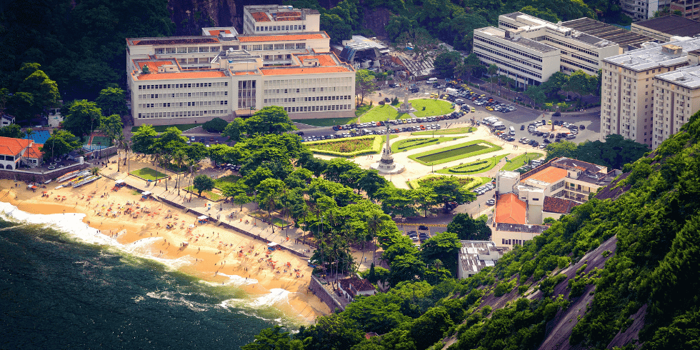 Foto aérea da Praia Vermelha no Rio de Janeiro.